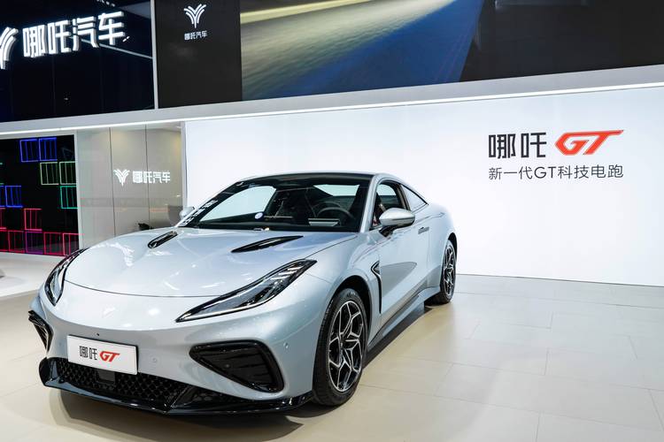 东莞241哪吒汽车在智能汽车领域的表现，领途汽车在新能源汽车市场中的影响力